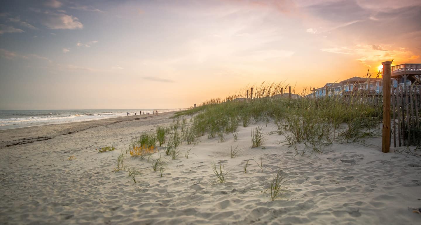 Dunas con hierba de playa y el océano al atardecer en los Hamptons, Long Island